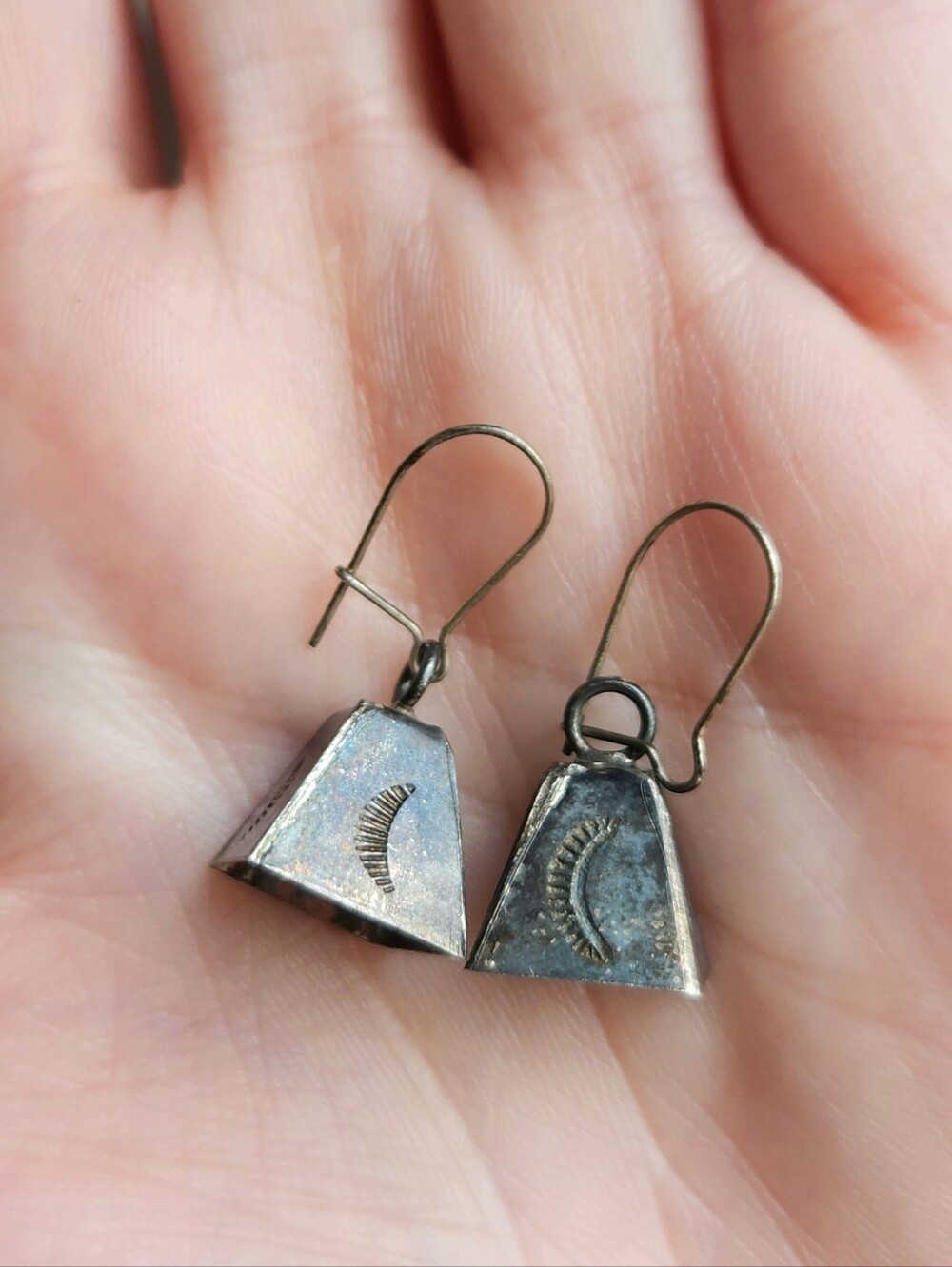 STERLING SILVER NAVAJO STAMPED MOTHER IN LAW BELL EARRINGS 1 1/4" - Picture 4 of 8